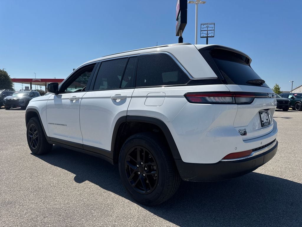 Used 2024 Jeep Grand Cherokee Laredo X AWD/4WD image 4
