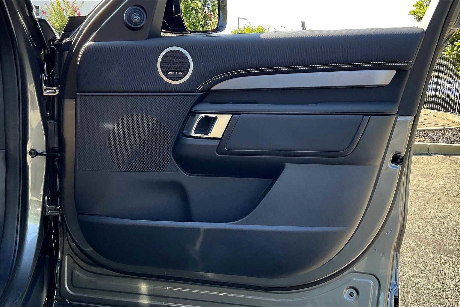 New 2025 Land Rover Discovery Dynamic SE image 30