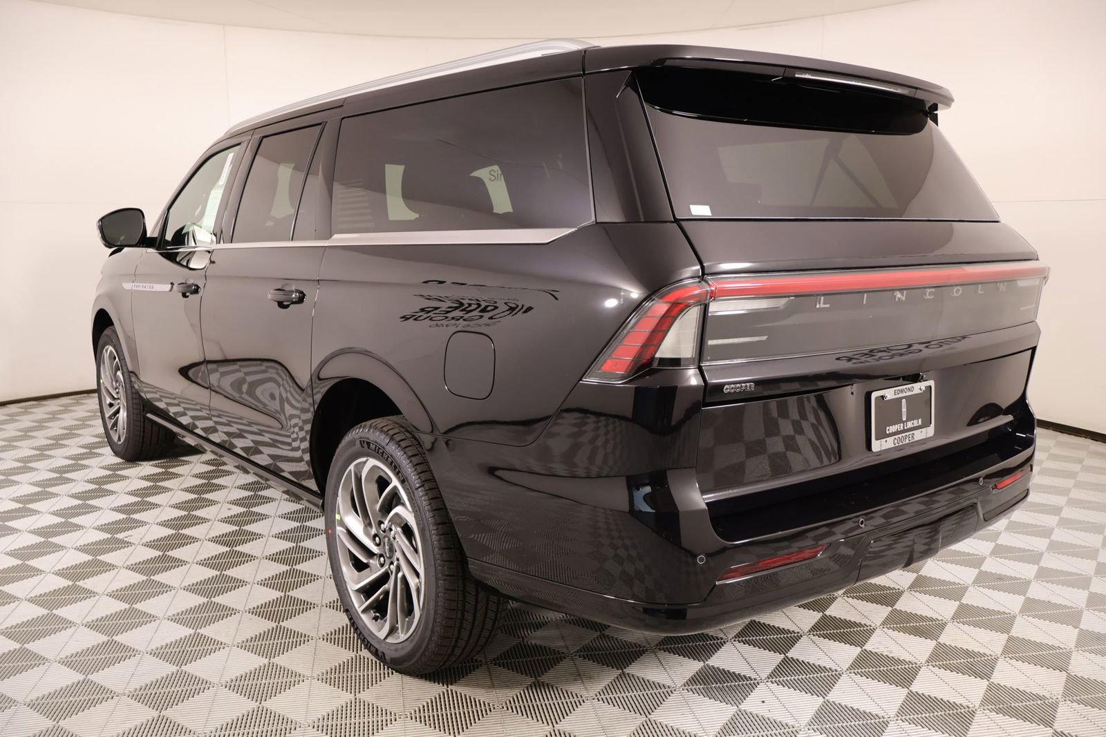 New 2026 Lincoln Navigator L Reserve AWD/4WD image 25