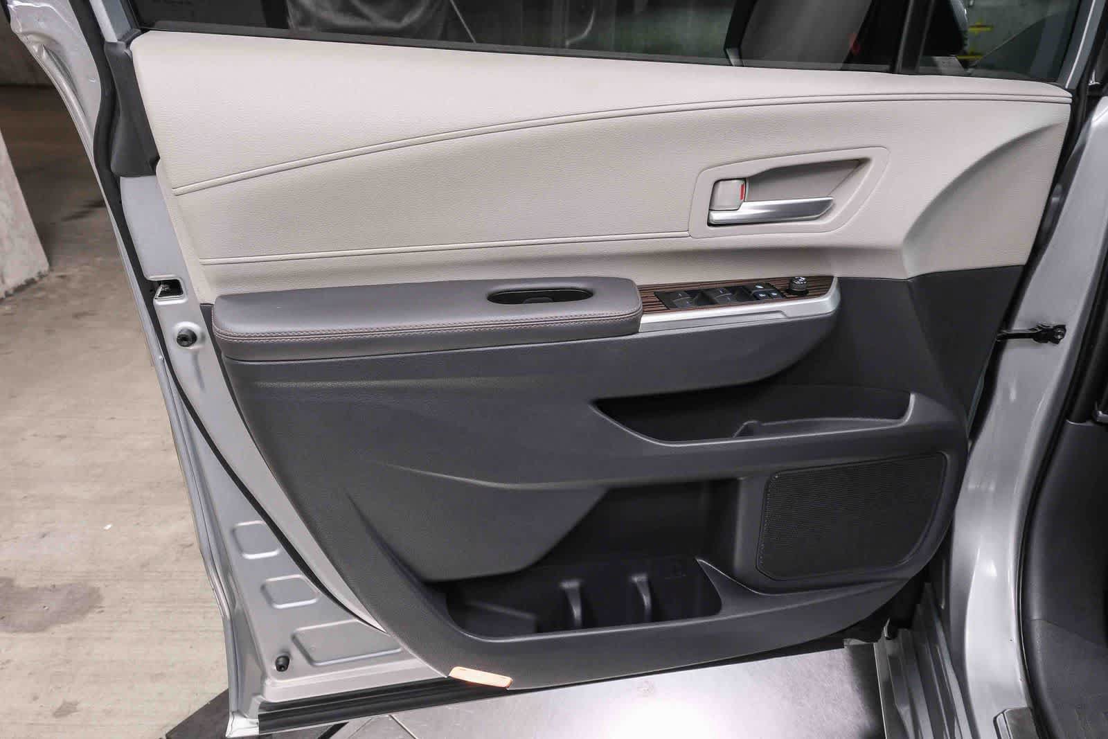 Used 2021 Toyota Sienna XLE FWD image 26