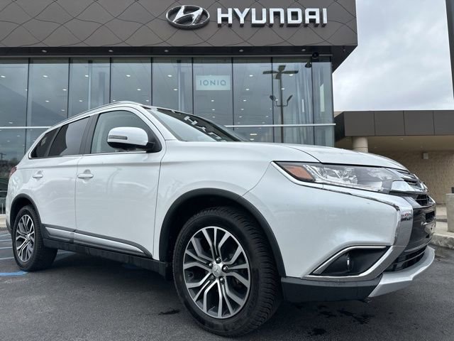 Used 2018 Mitsubishi Outlander SEL image 3