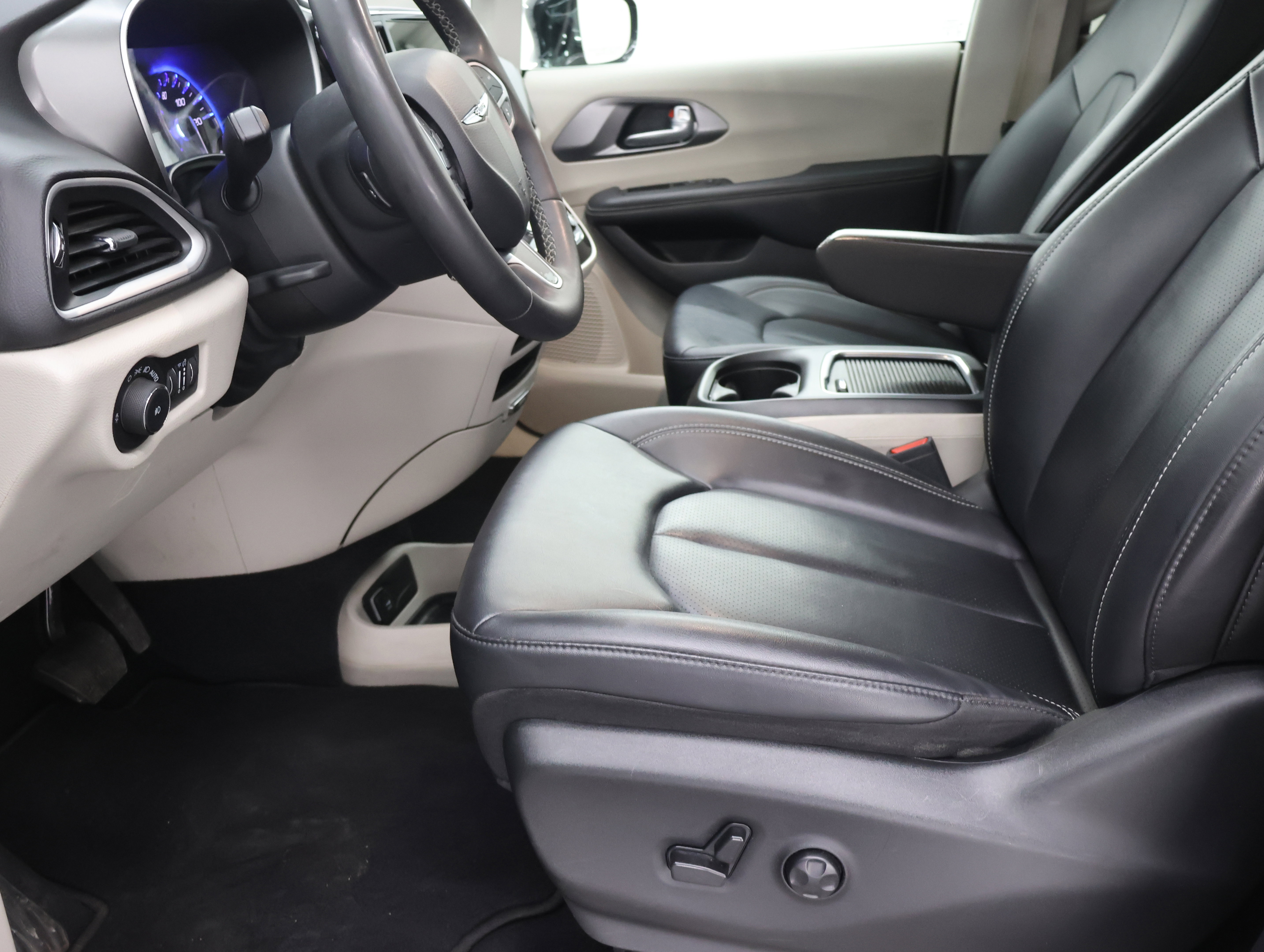 Used 2024 Chrysler Pacifica Touring-L FWD image 8