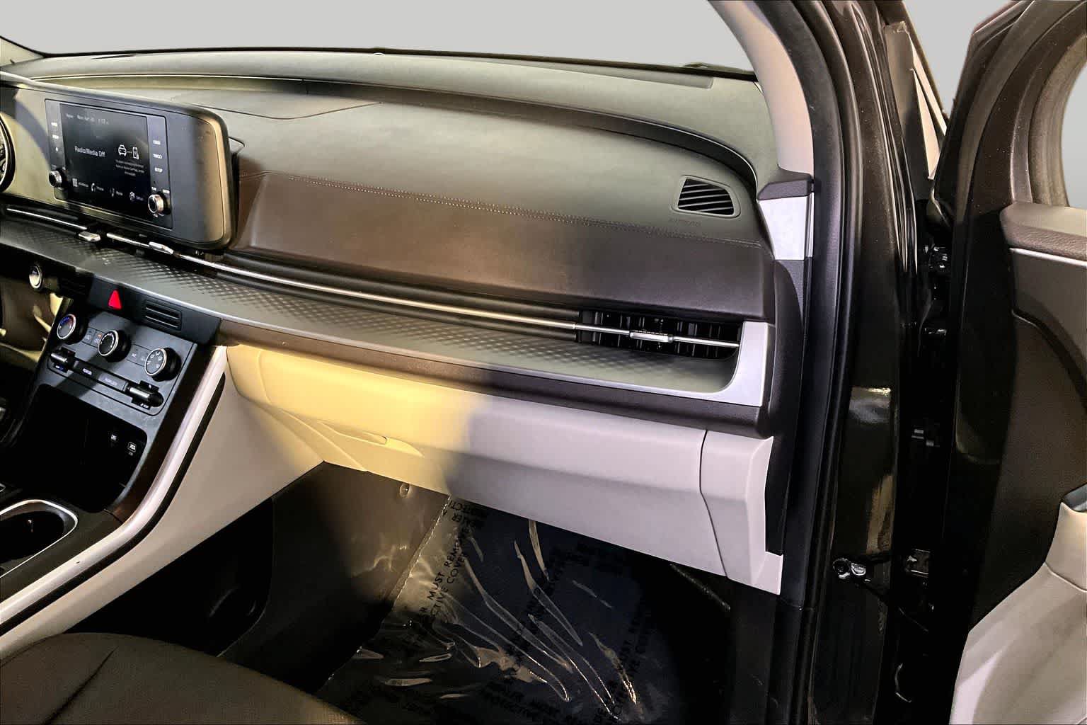 Used 2023 Kia Carnival LX FWD image 19