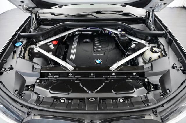 Used 2021 BMW X7 xDrive40i w/ M Sport Package AWD/4WD image 13