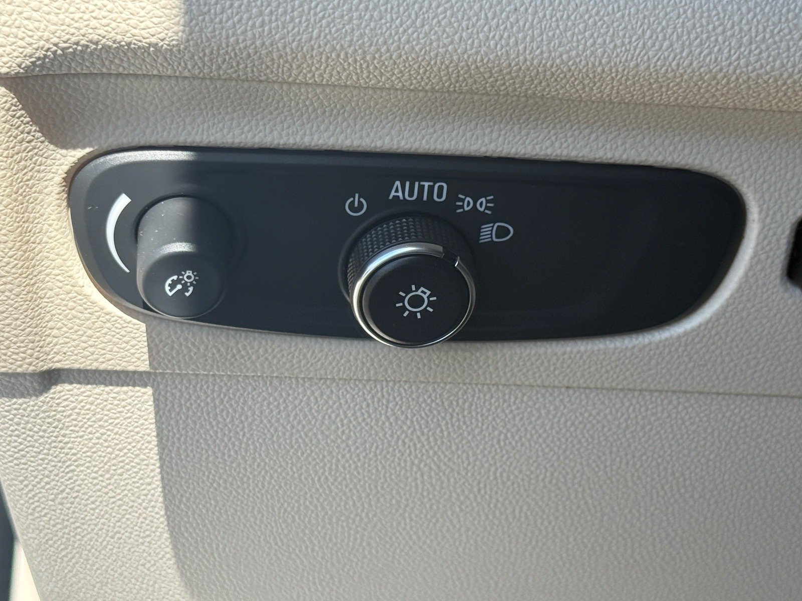 Used 2021 Buick Envision Avenir w/ Technology Package II AWD/4WD image 23