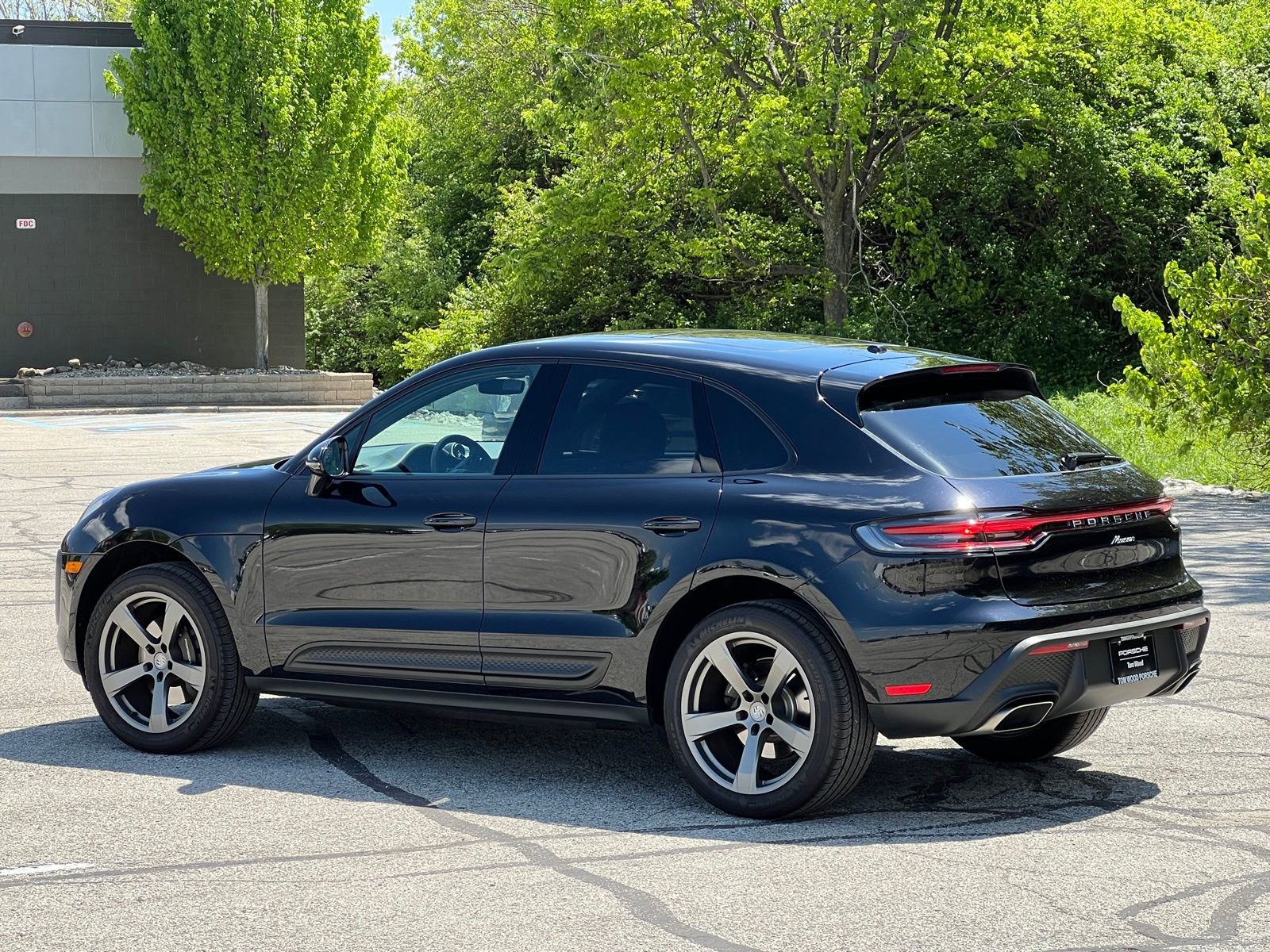 Certified 2025 Porsche Macan AWD/4WD image 3