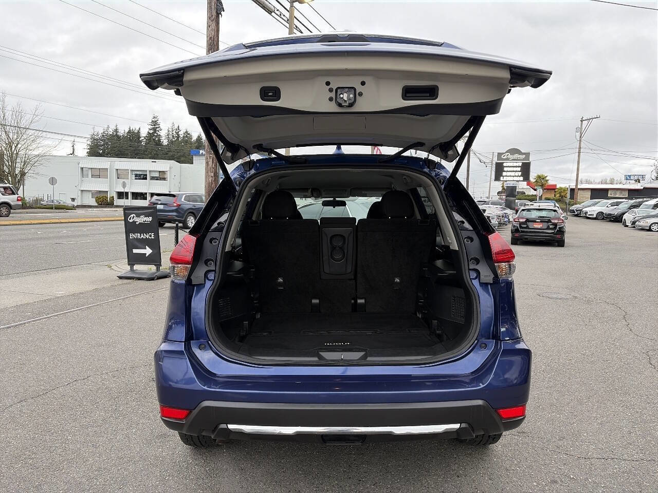 Used 2018 Nissan Rogue SV image 6