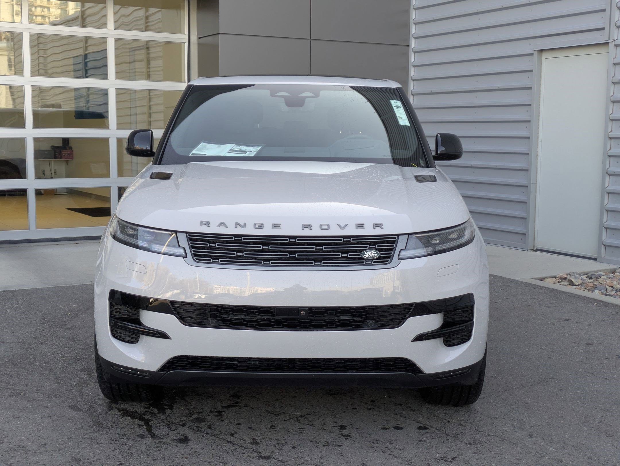 Used 2025 Land Rover Range Rover Sport SE image 11