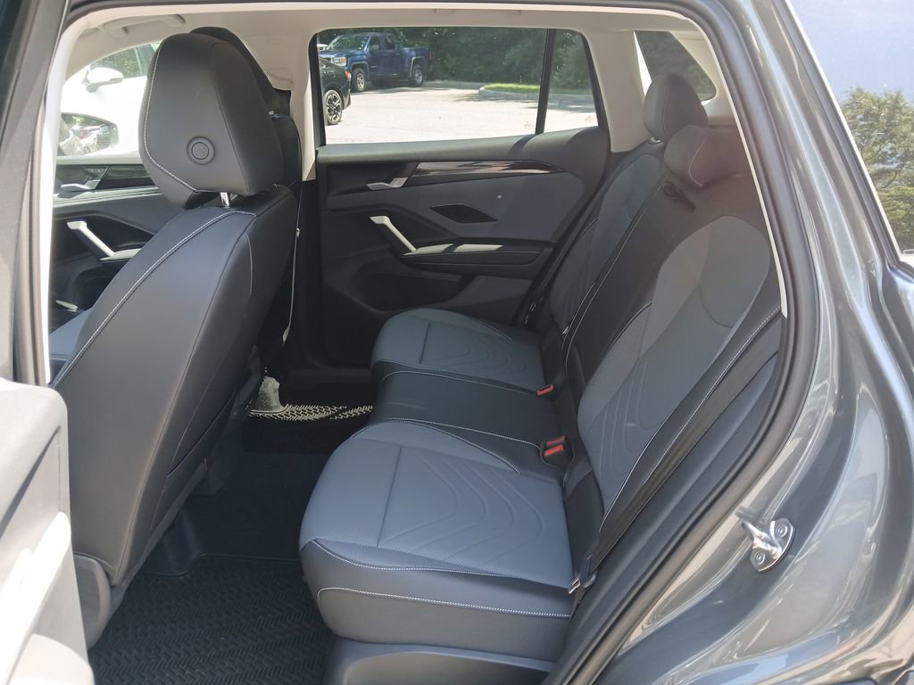 Used 2025 Volkswagen Tiguan SE image 23