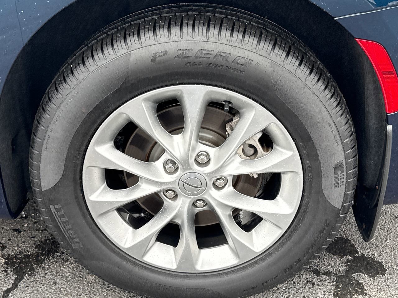 Used 2024 Chrysler Pacifica Touring-L image 13