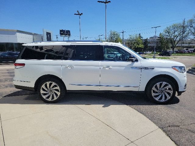 Certified 2023 Lincoln Navigator L Reserve AWD/4WD image 2