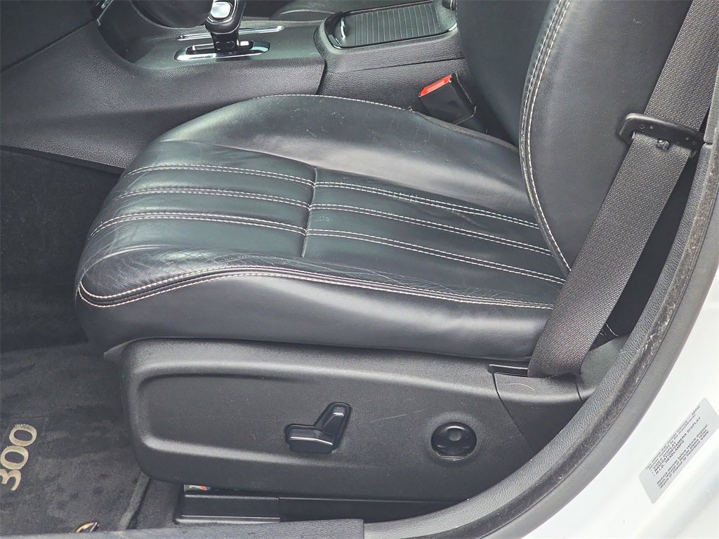 Used 2014 Chrysler 300 S image 31