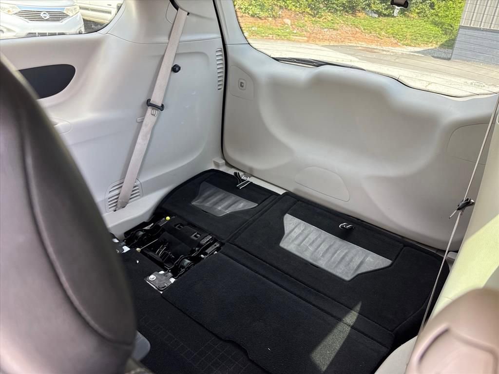 Used 2023 Chrysler Pacifica Touring-L image 20