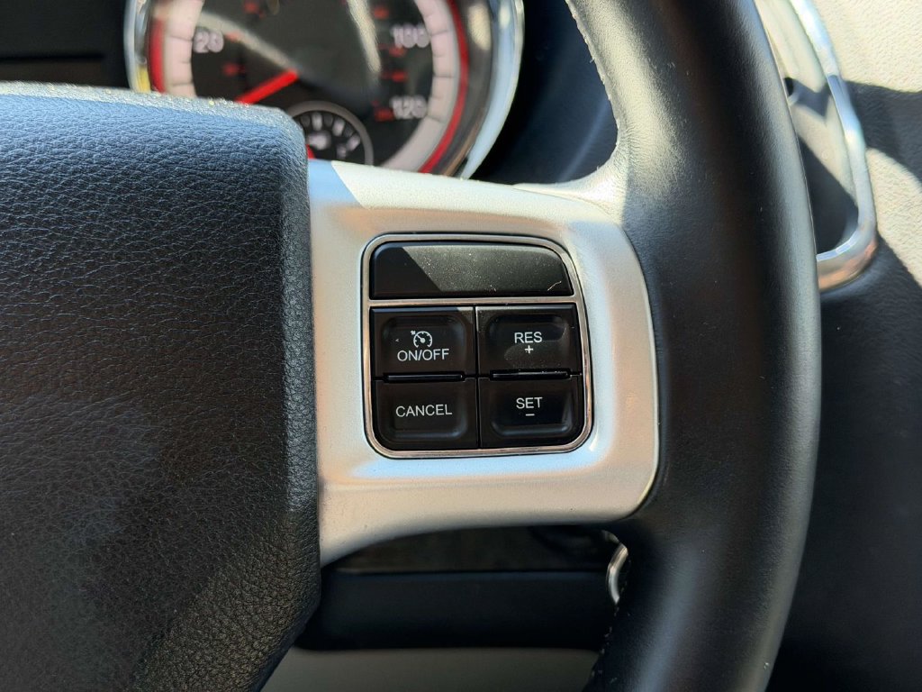 Used 2016 Dodge Grand Caravan SXT w/ UConnect Hands-Free Group FWD image 8