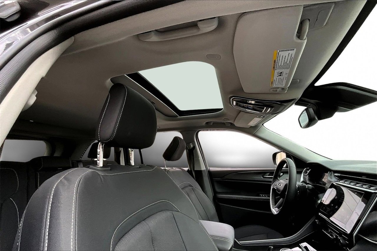 Certified 2024 Jeep Grand Cherokee Laredo X image 14