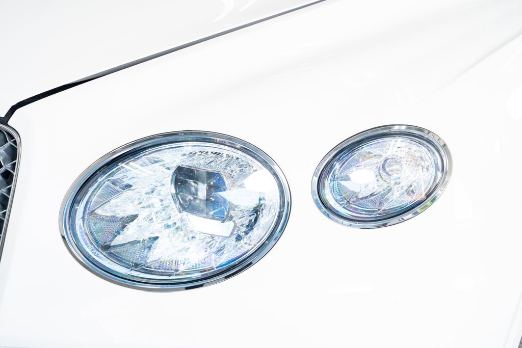 Used 2021 Bentley Bentayga Plug-In Hybrid image 13