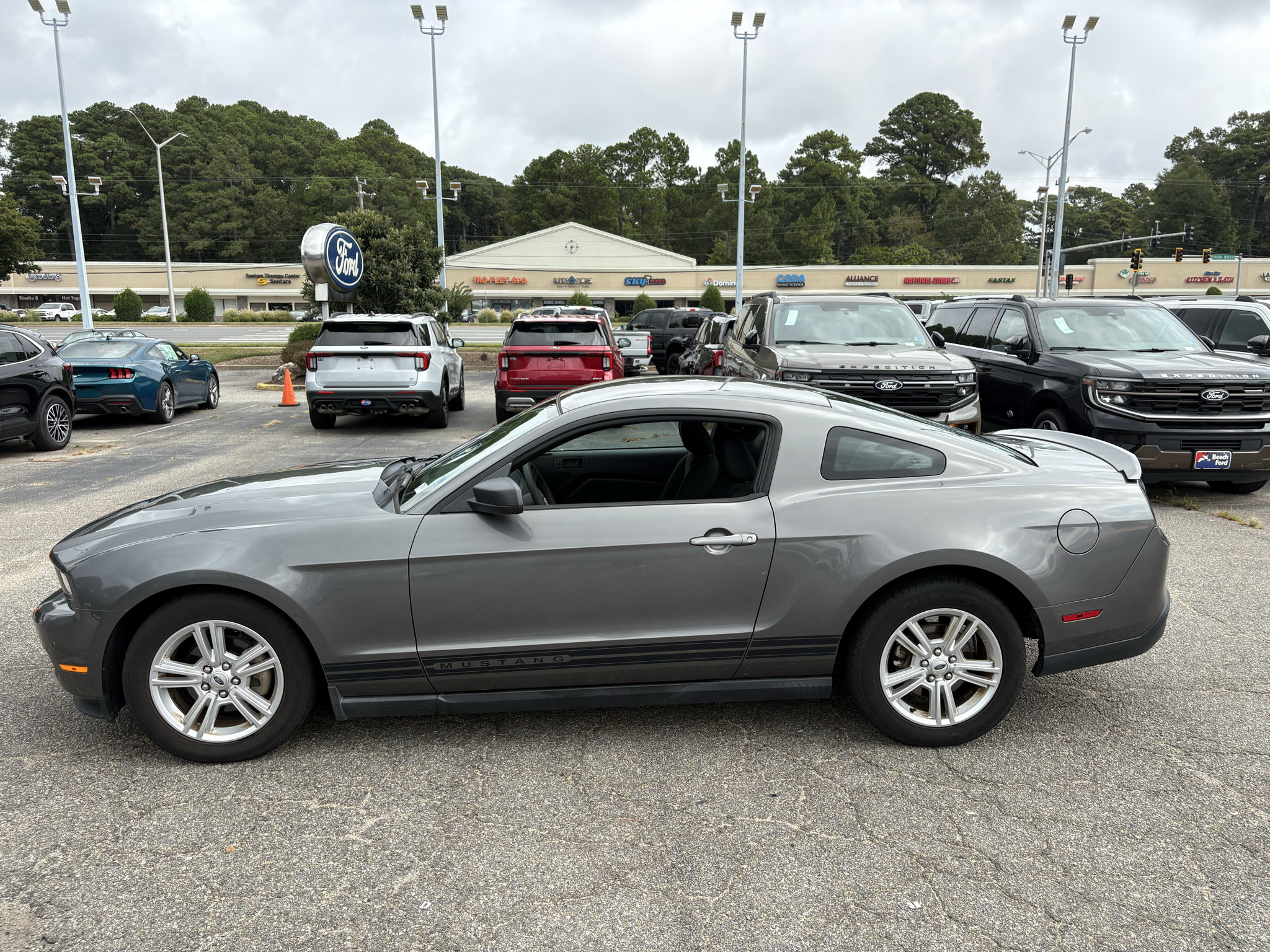 Used 2010 Ford Mustang Coupe RWD image 8