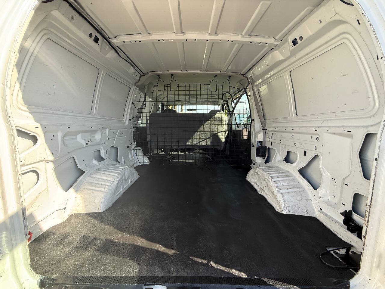 Used 2006 Ford E-350 and Econoline 350 Super Duty RWD image 10