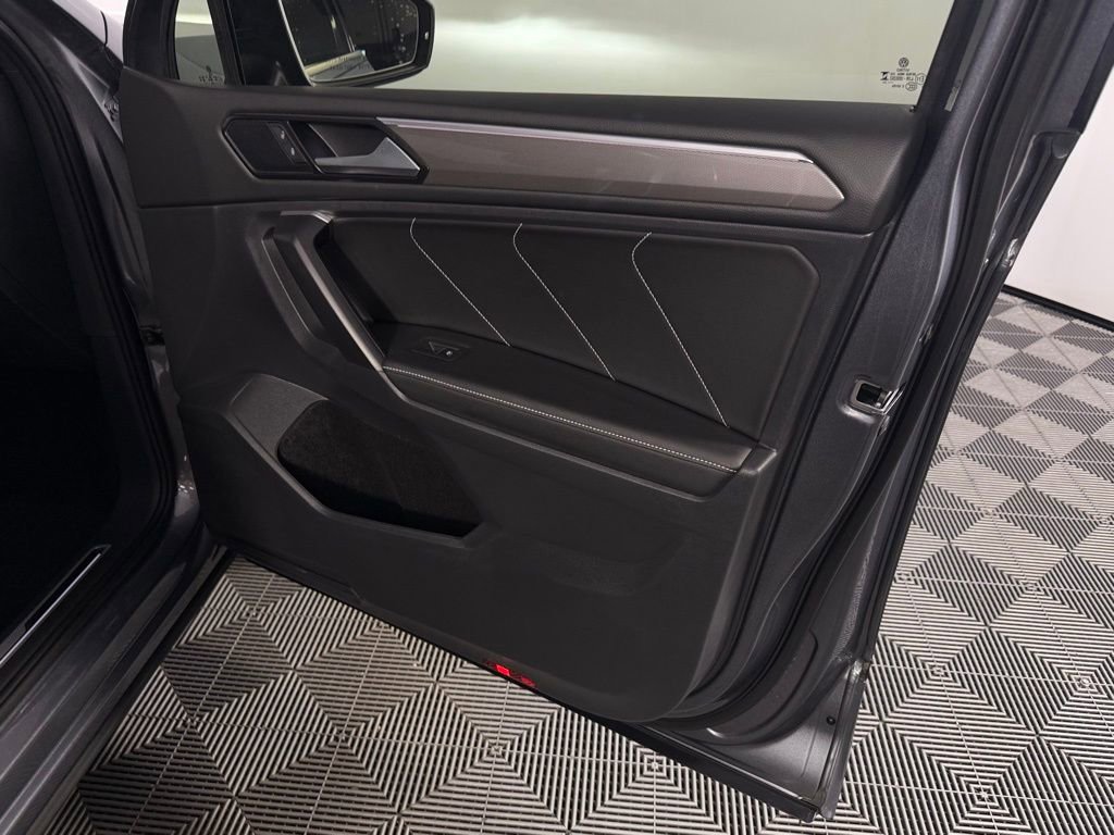 Used 2024 Volkswagen Tiguan SE R-Line FWD image 30