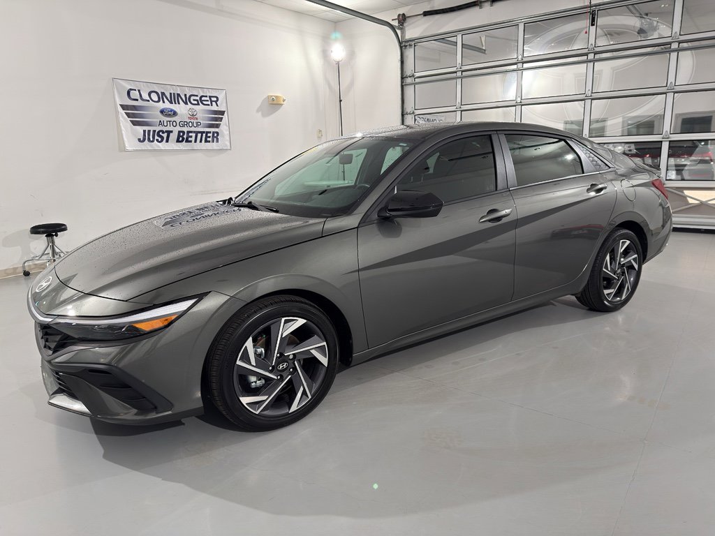 Used 2025 Hyundai Elantra Sport image 3