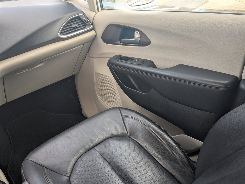 Used 2017 Chrysler Pacifica Touring-L Plus image 8