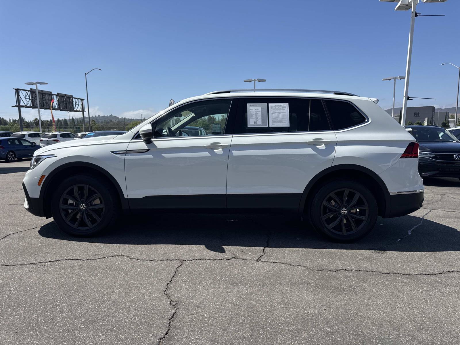 Certified 2024 Volkswagen Tiguan SE FWD image 2