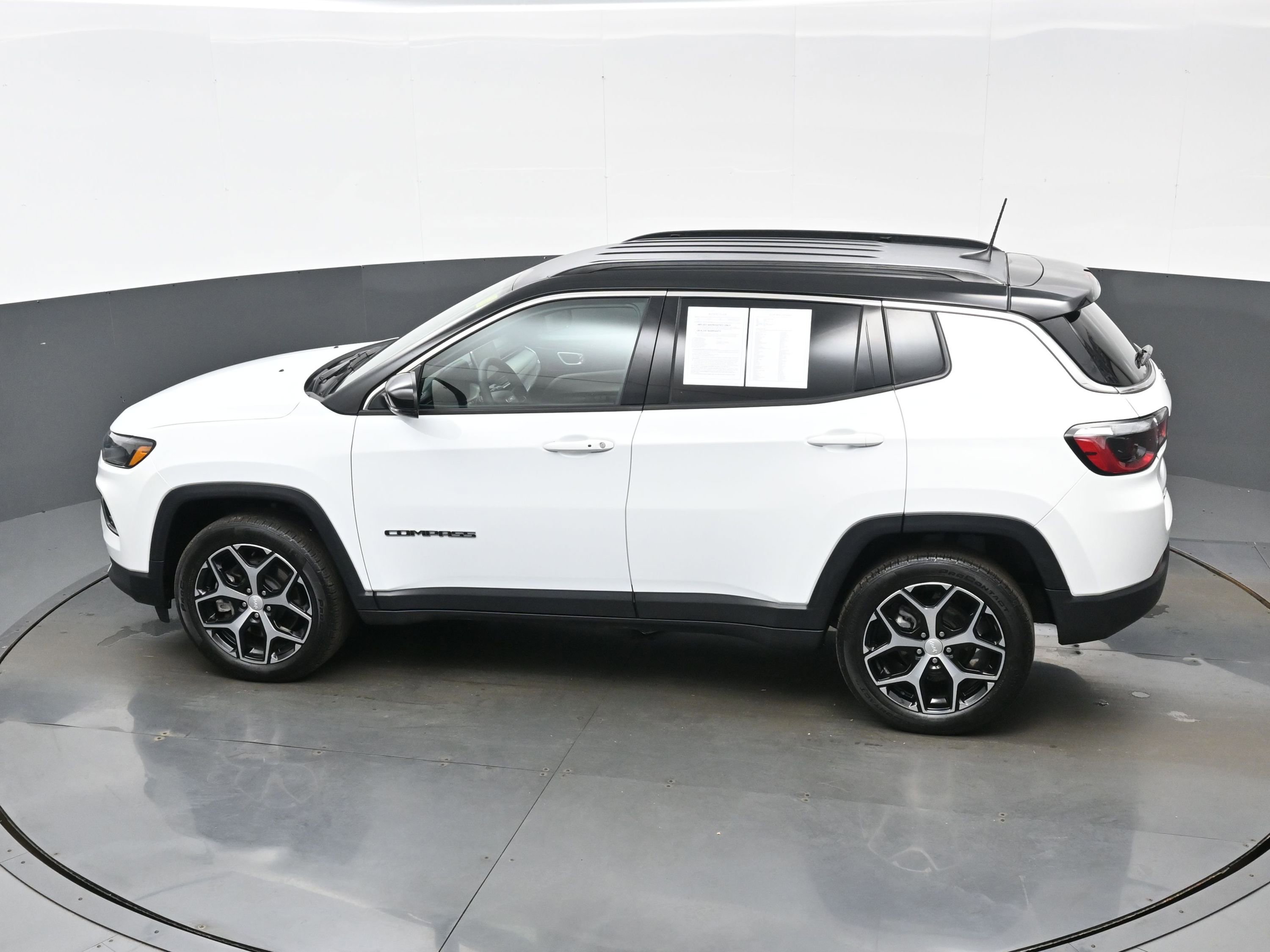 Used 2024 Jeep Compass Limited image 33