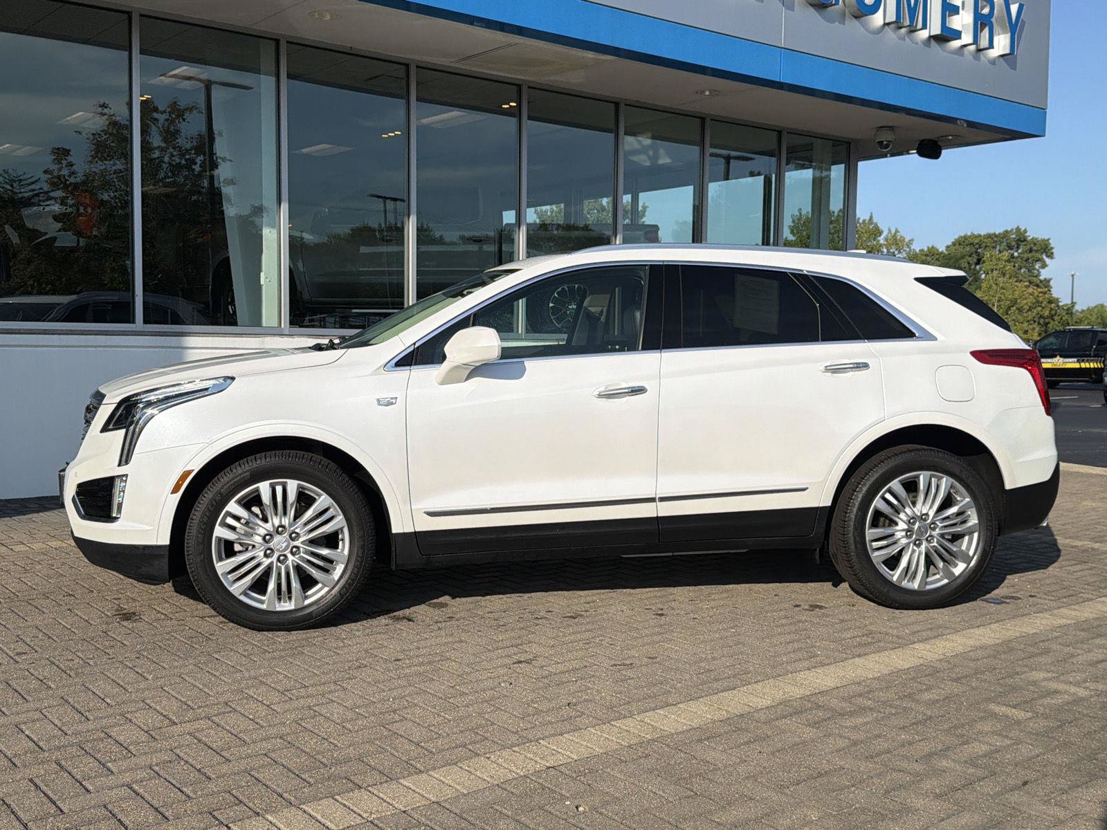 Used 2019 Cadillac XT5 Premium Luxury AWD/4WD image 2
