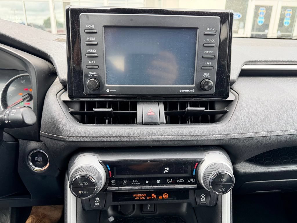 Used 2020 Toyota RAV4 XLE w/ Convenience Package FWD image 11
