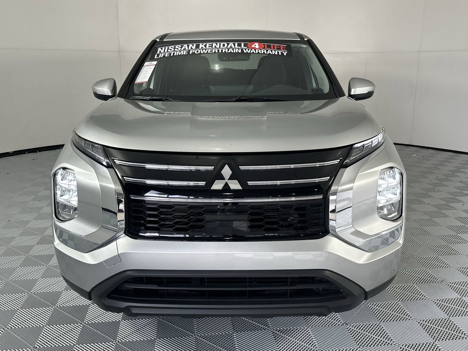 Used 2025 Mitsubishi Outlander ES image 3