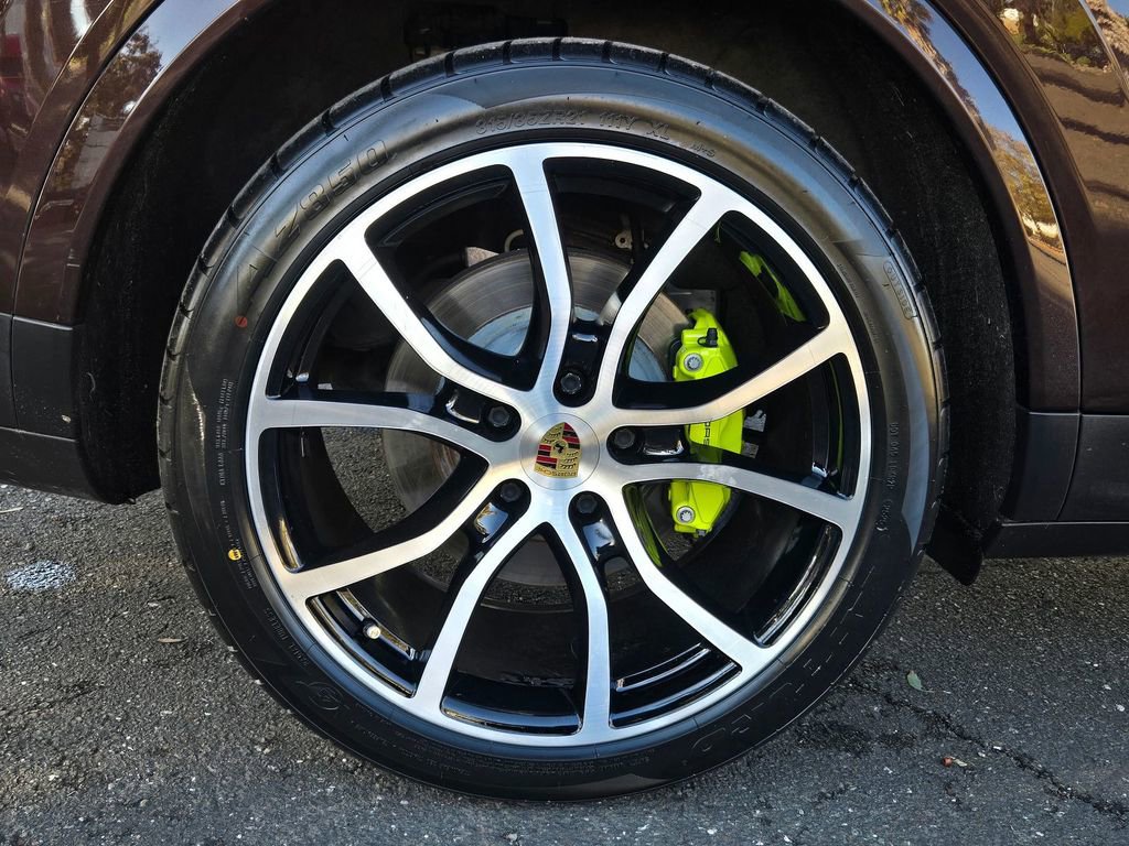 Used 2023 Porsche Cayenne Platinum Edition w/ Premium Package Plus (PIA) image 9