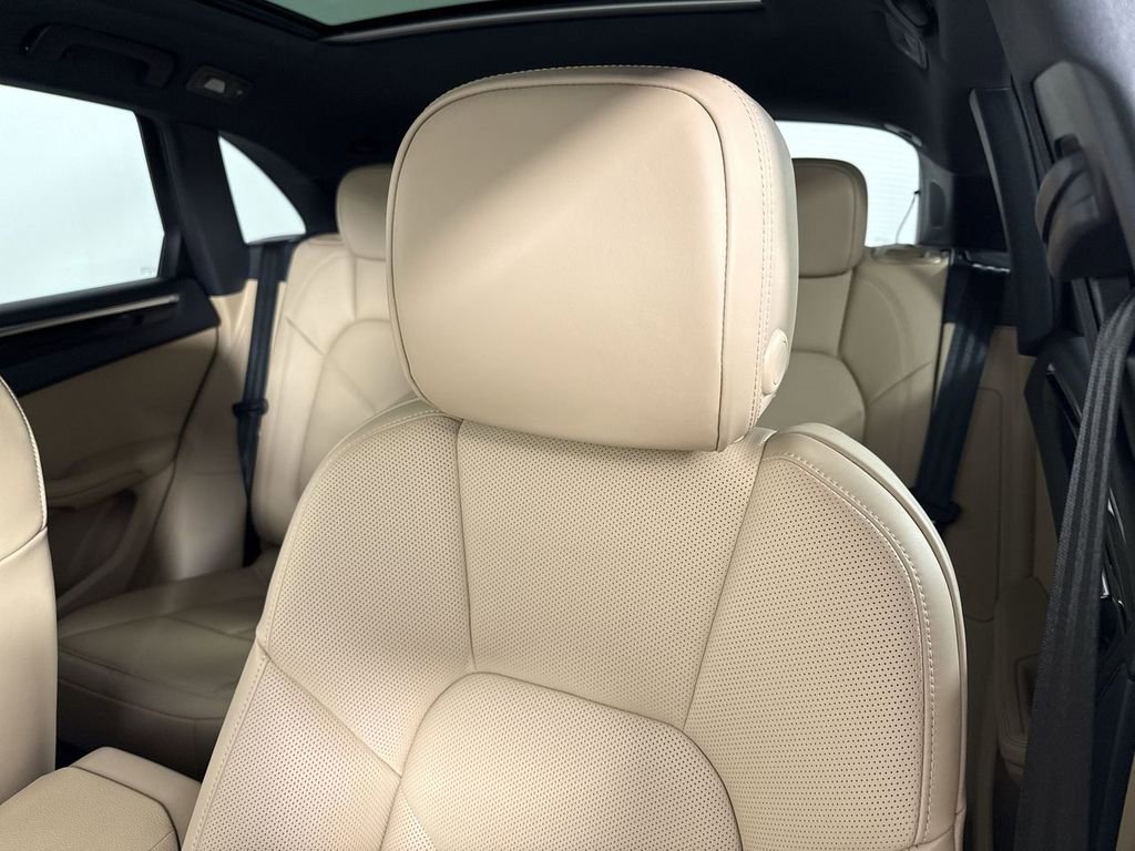 Certified 2025 Porsche Macan image 41
