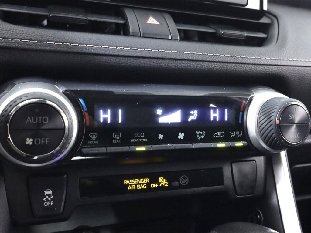 Used 2021 Toyota RAV4 LE image 20