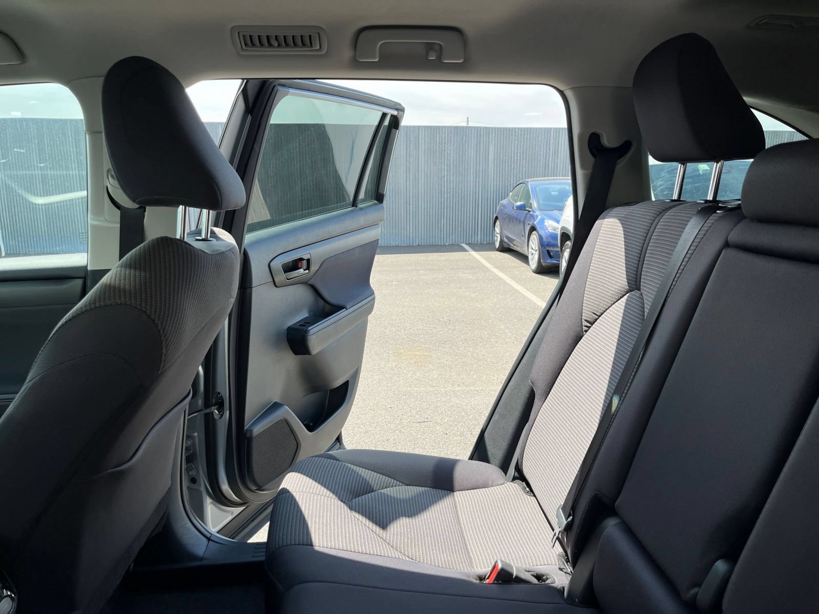 Used 2025 Toyota Highlander LE FWD image 41