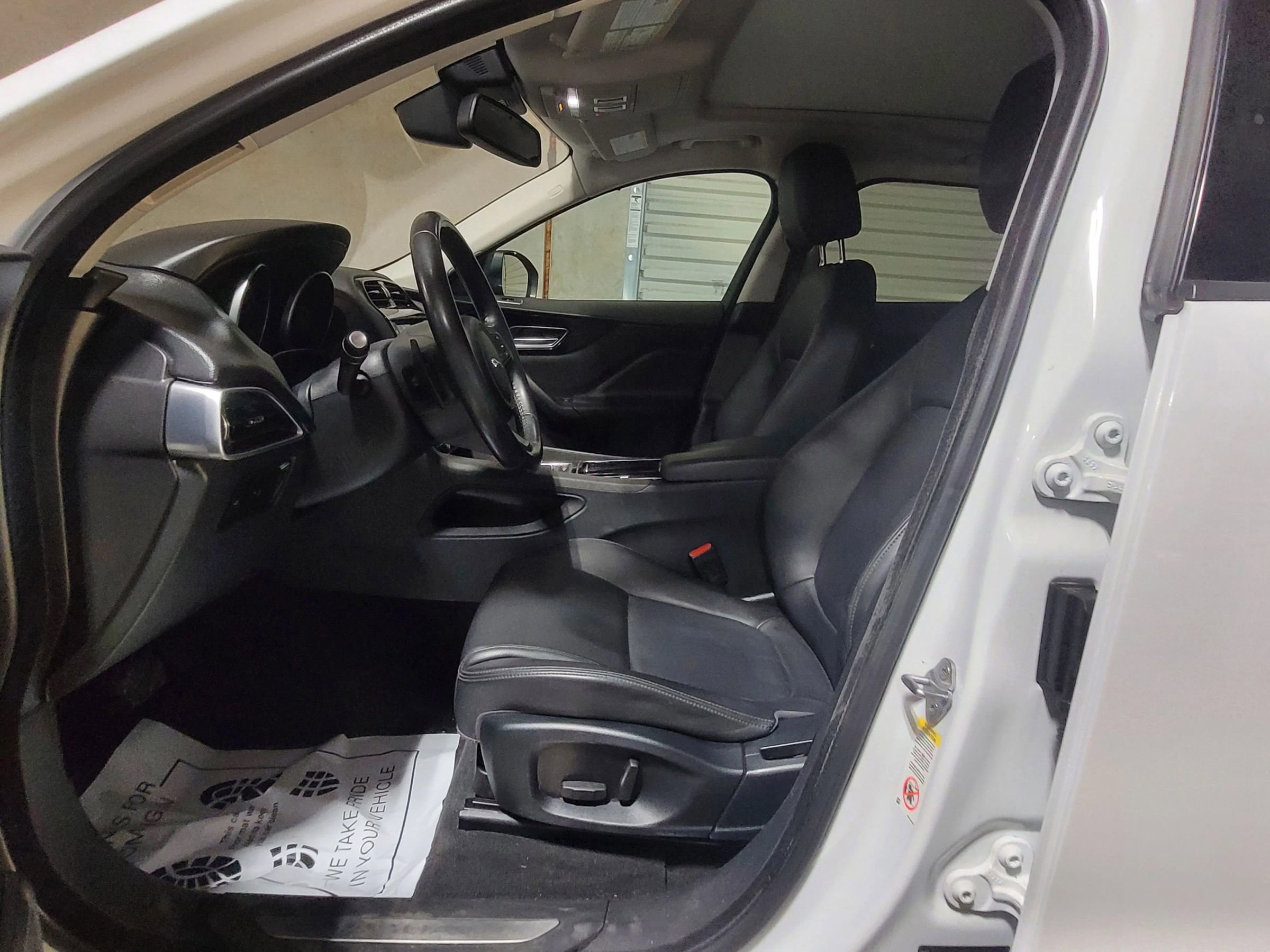 Used 2018 Jaguar F-PACE image 18