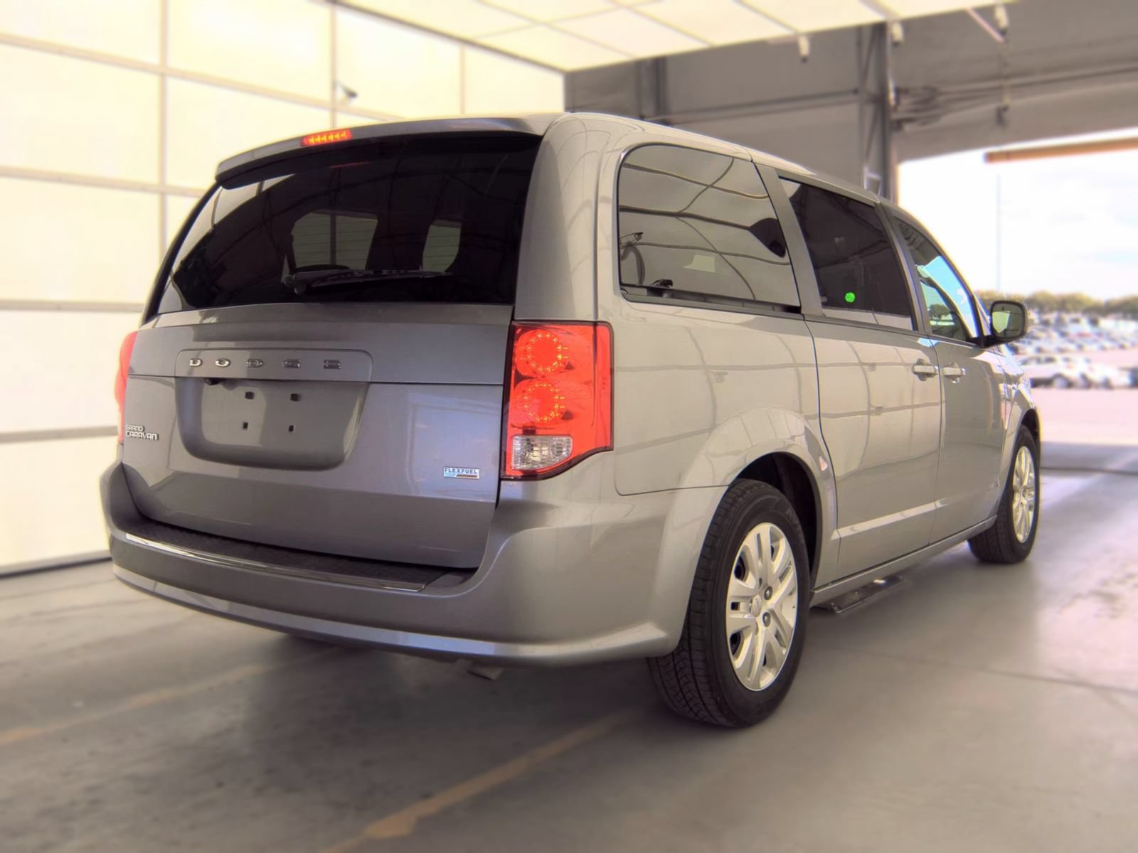 Used 2018 Dodge Grand Caravan SE w/ UConnect Hands-Free Group FWD image 4