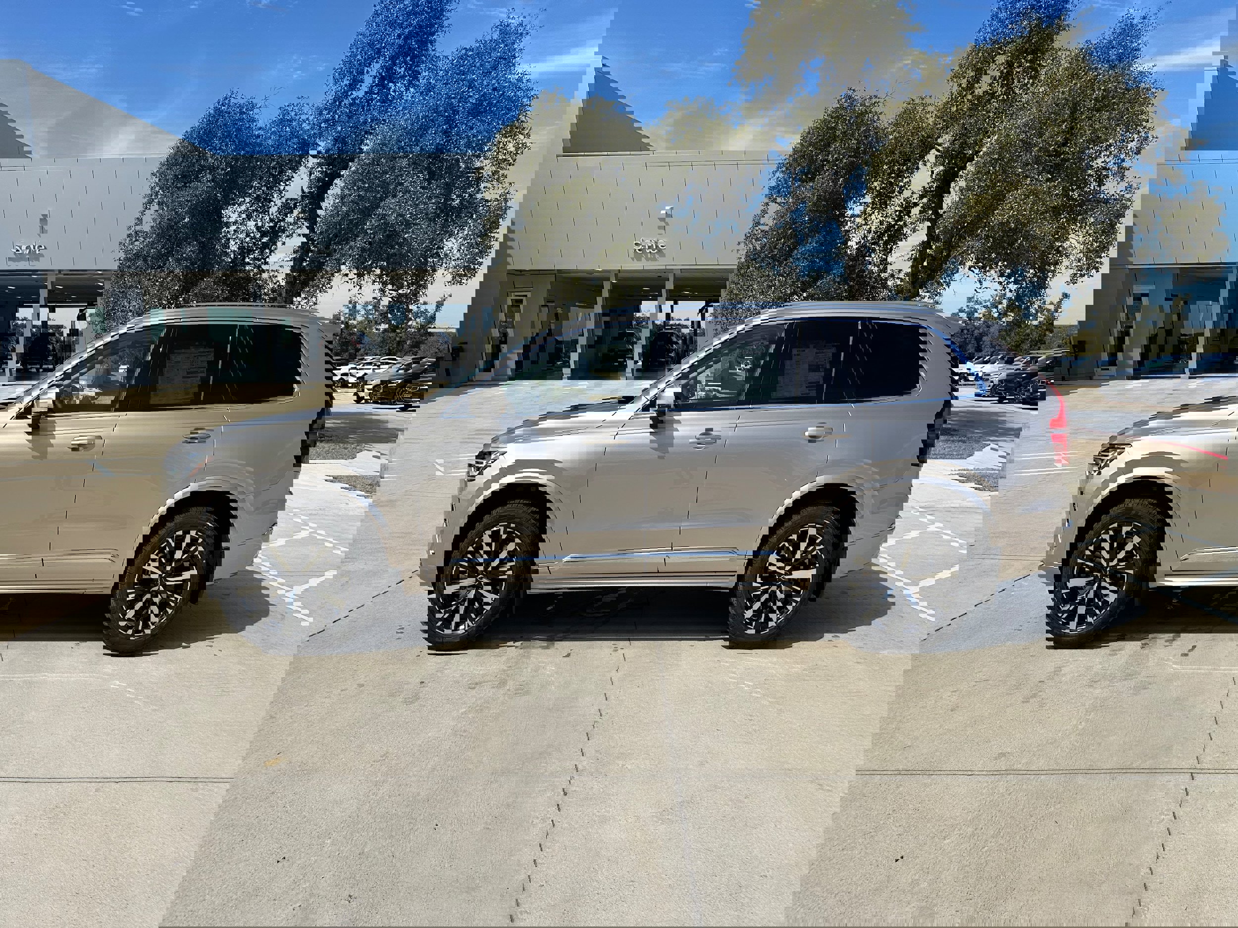 Used 2025 Volvo XC90 B6 Core w/ Protection Package Premier image 3