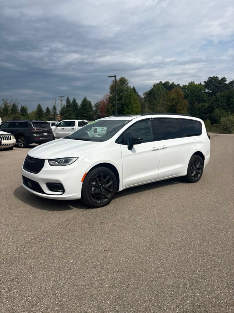 Used 2024 Chrysler Pacifica Limited w/ S Appearance Package AWD/4WD image 2