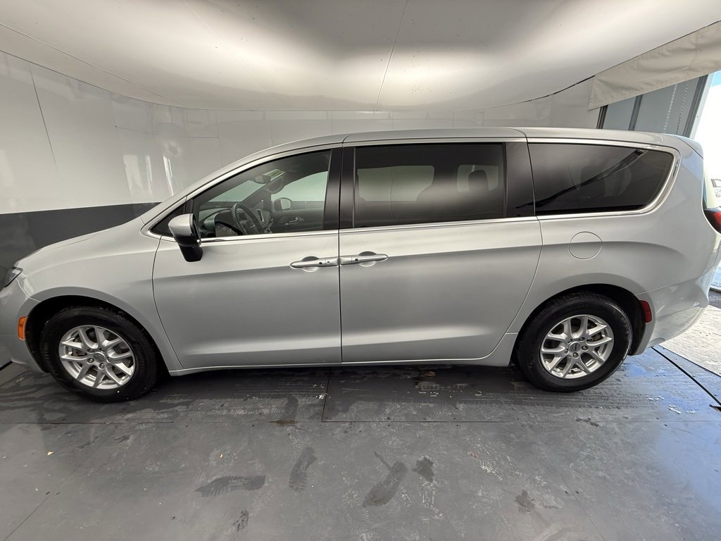Used 2023 Chrysler Pacifica Touring image 10