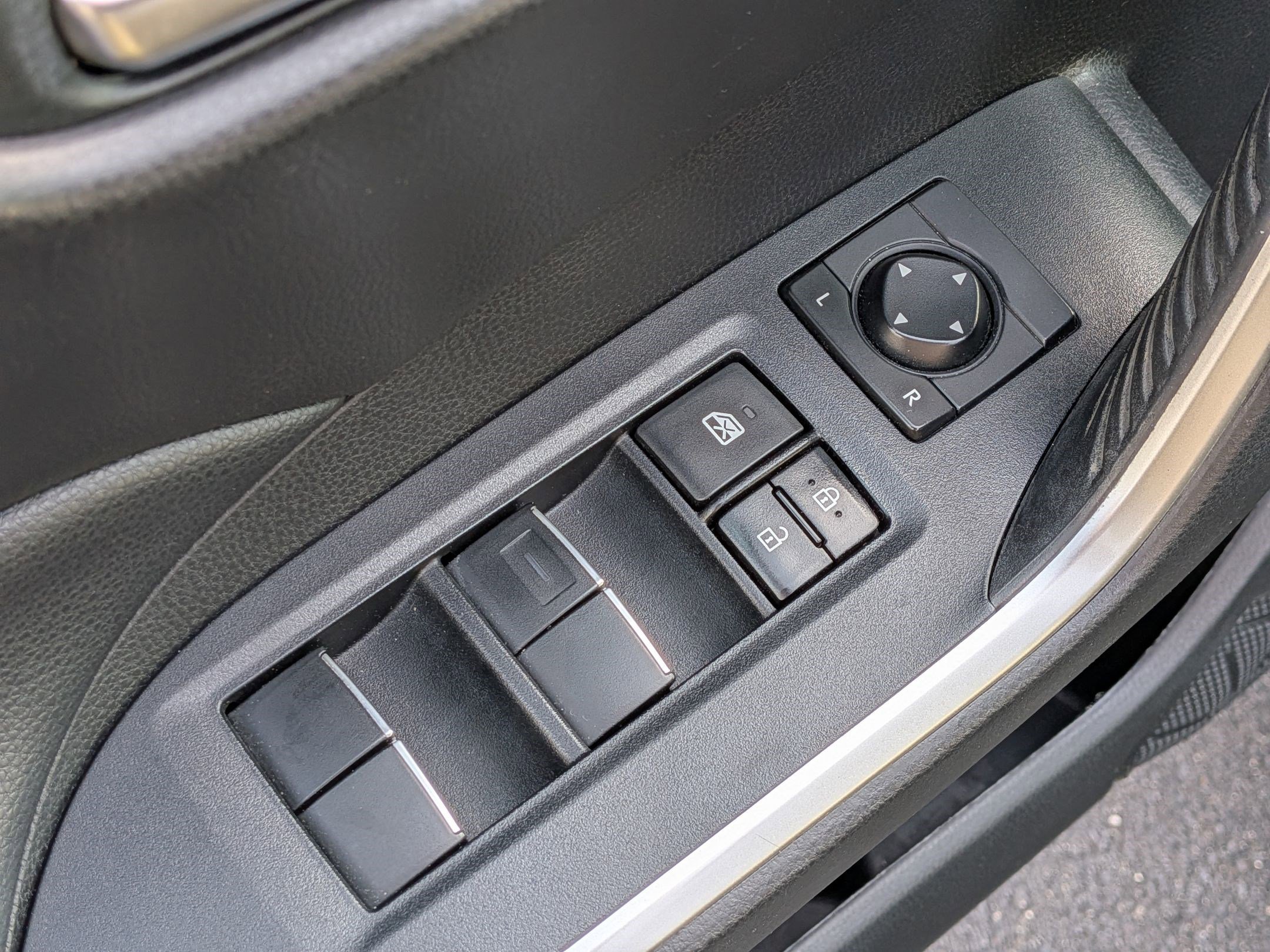 Used 2020 Toyota RAV4 XLE Premium image 16