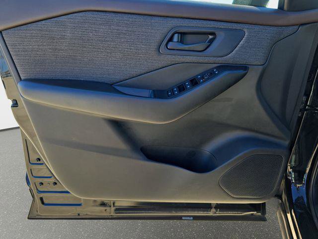 Used 2023 Nissan Rogue S AWD/4WD image 29