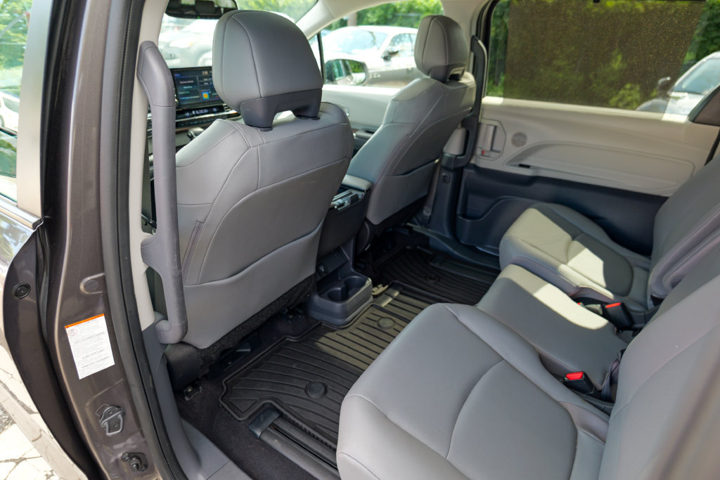 Used 2024 Toyota Sienna XLE w/ XLE Plus Package FWD image 24