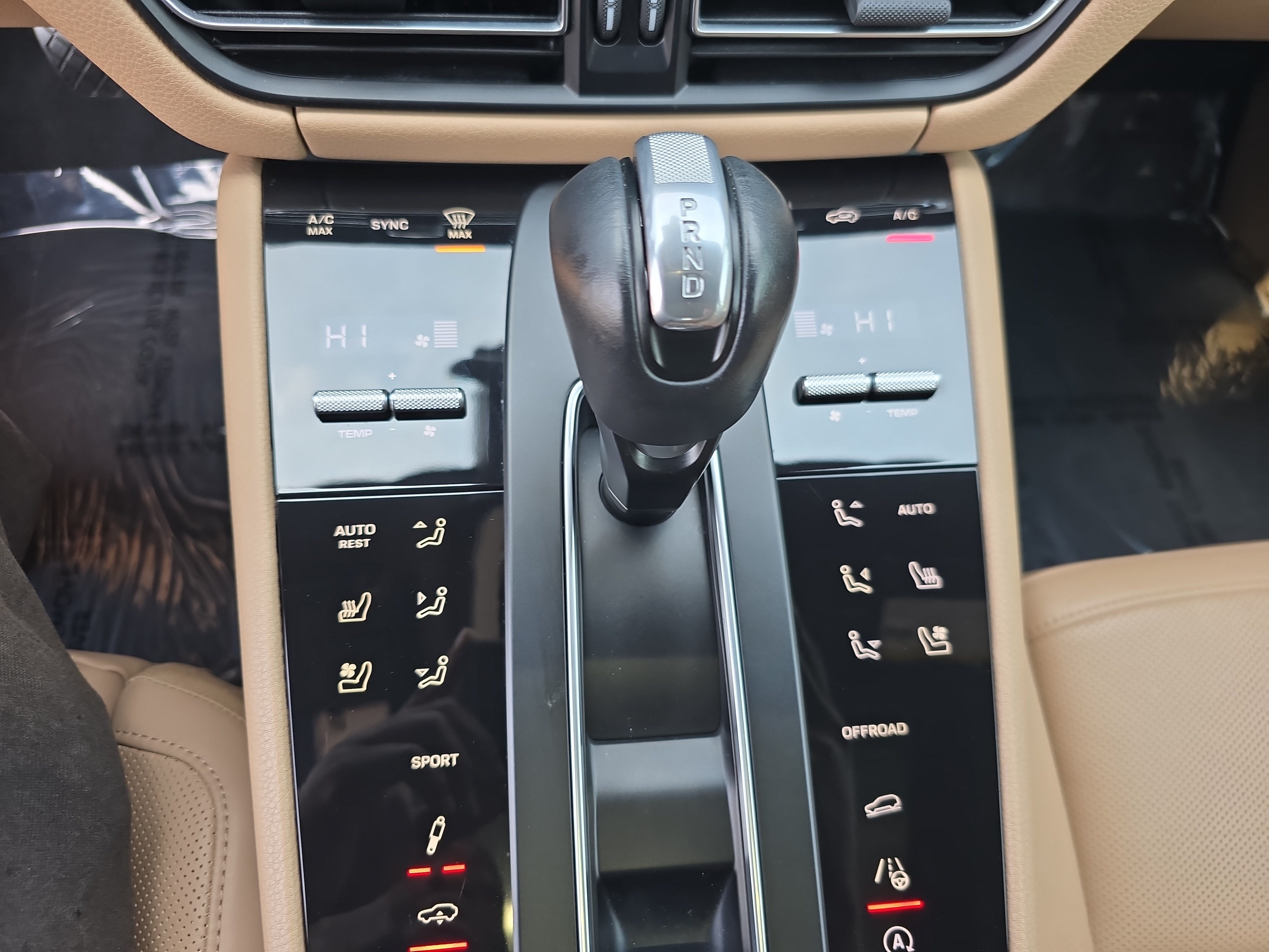 Used 2023 Porsche Macan Turbo AWD/4WD image 18
