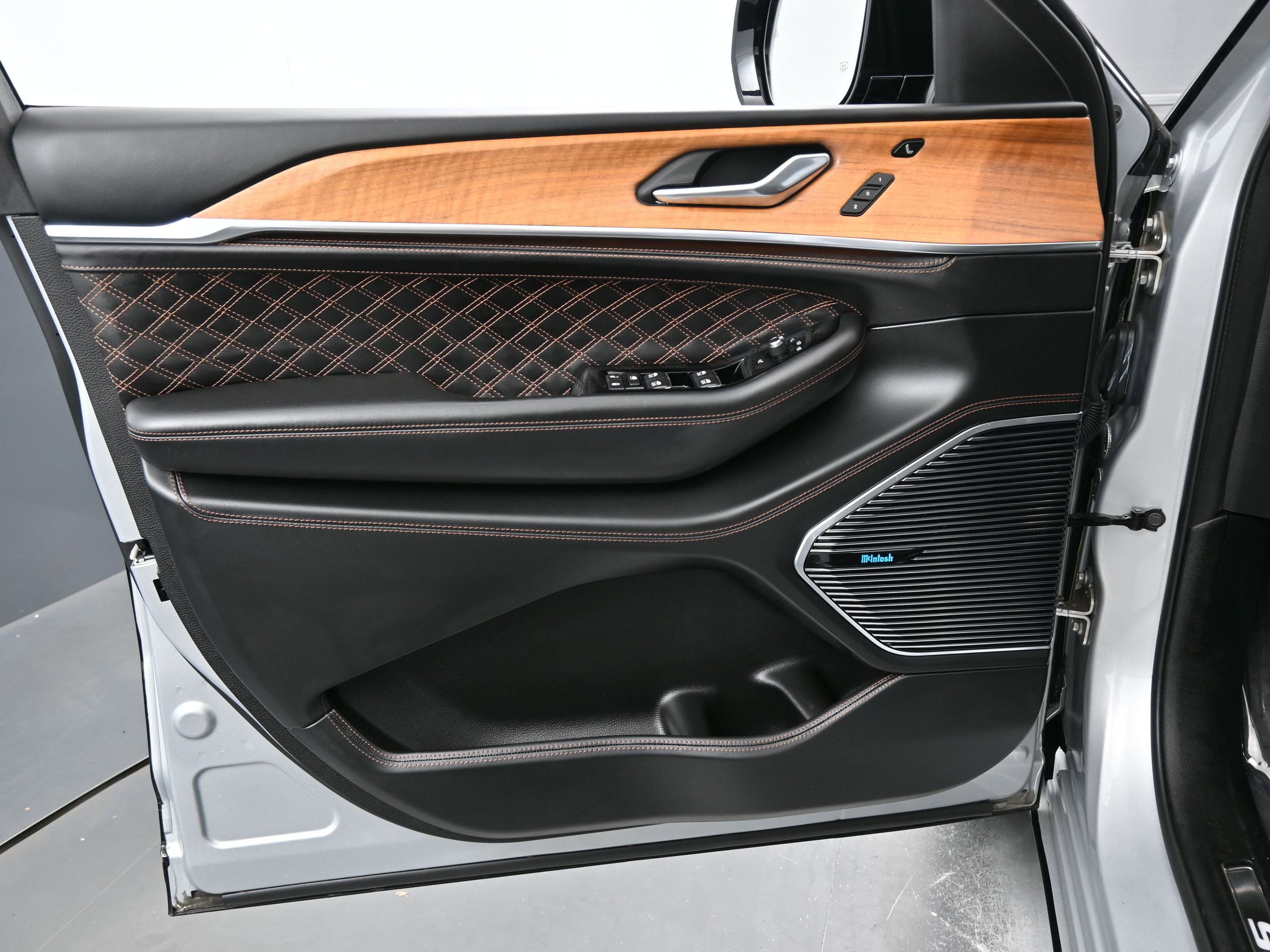 Used 2023 Jeep Grand Cherokee L Summit image 10