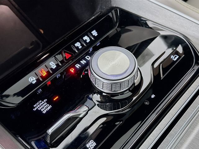 Used 2025 Jeep Wagoneer 4WD w/ Convenience Group I image 17