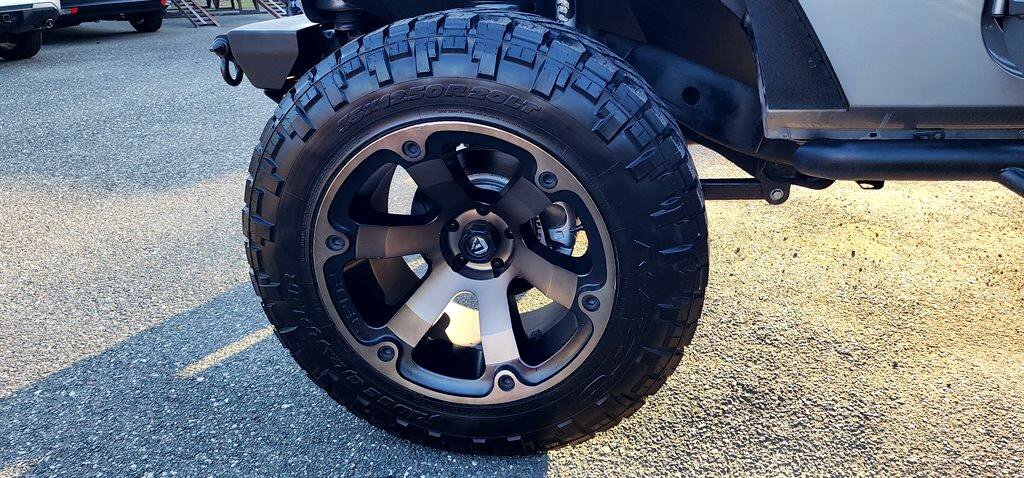 Used 2016 Jeep Wrangler Unlimited Sahara w/ Connectivity Group image 12