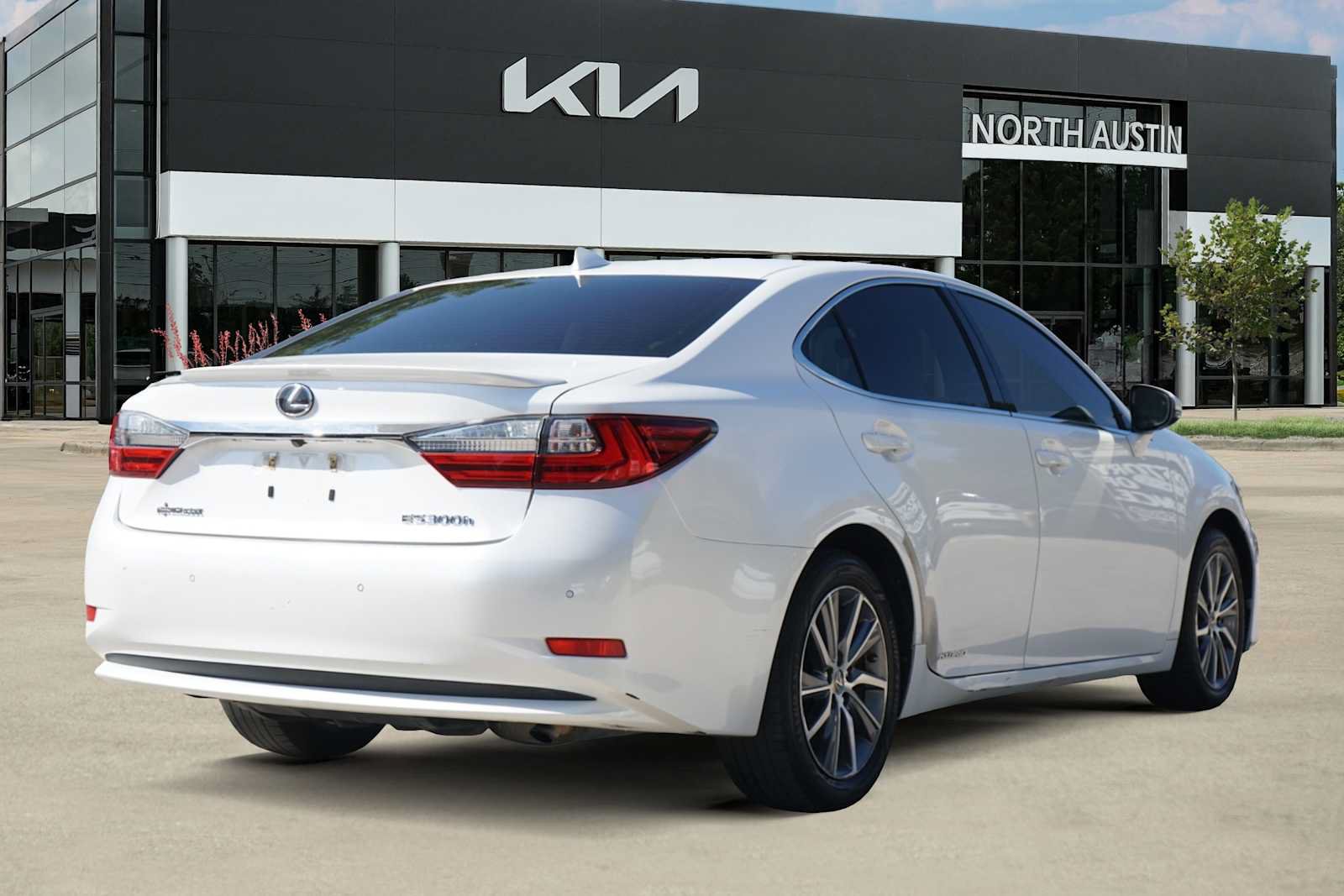 Used 2016 Lexus ES 300h w/ Premium Package w/Wood Trim FWD image 5