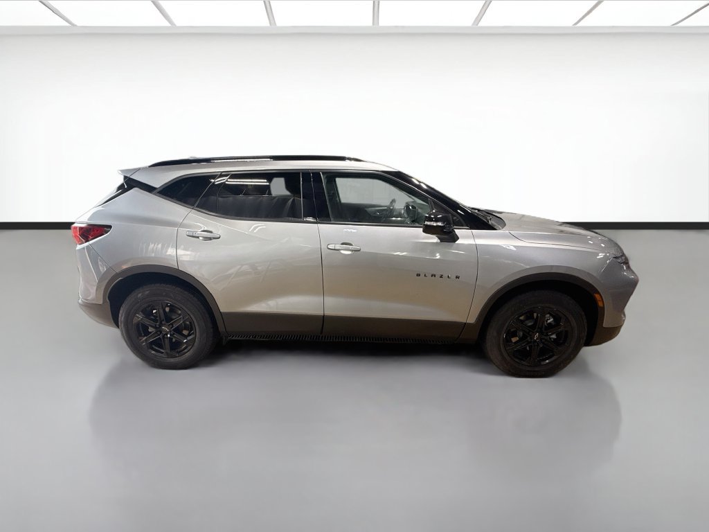 Used 2023 Chevrolet Blazer LT w/ Midnight/Sport Edition FWD image 4
