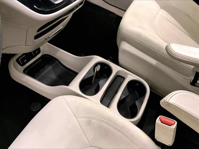 Used 2017 Chrysler Pacifica Touring w/ Tire & Wheel Group FWD image 16