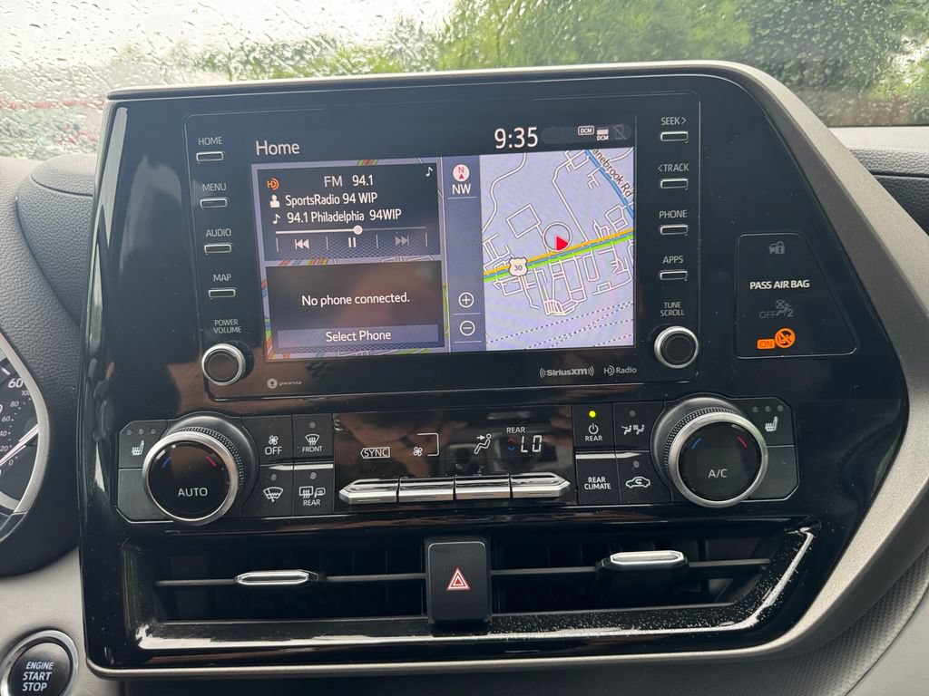Used 2021 Toyota Highlander XLE AWD/4WD image 22
